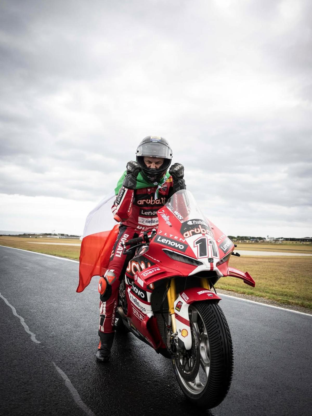 Nicoló Bulega celebrando las victorias en Phillip Island