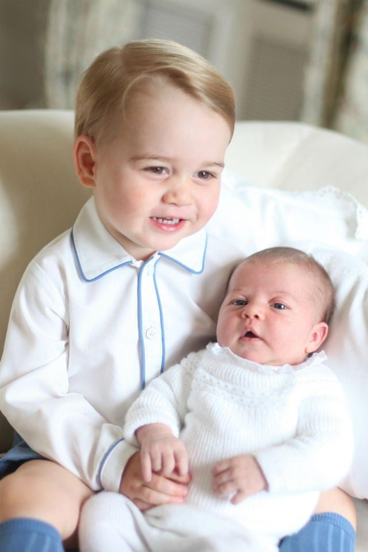 El príncipe George con camisa con bordeado azul