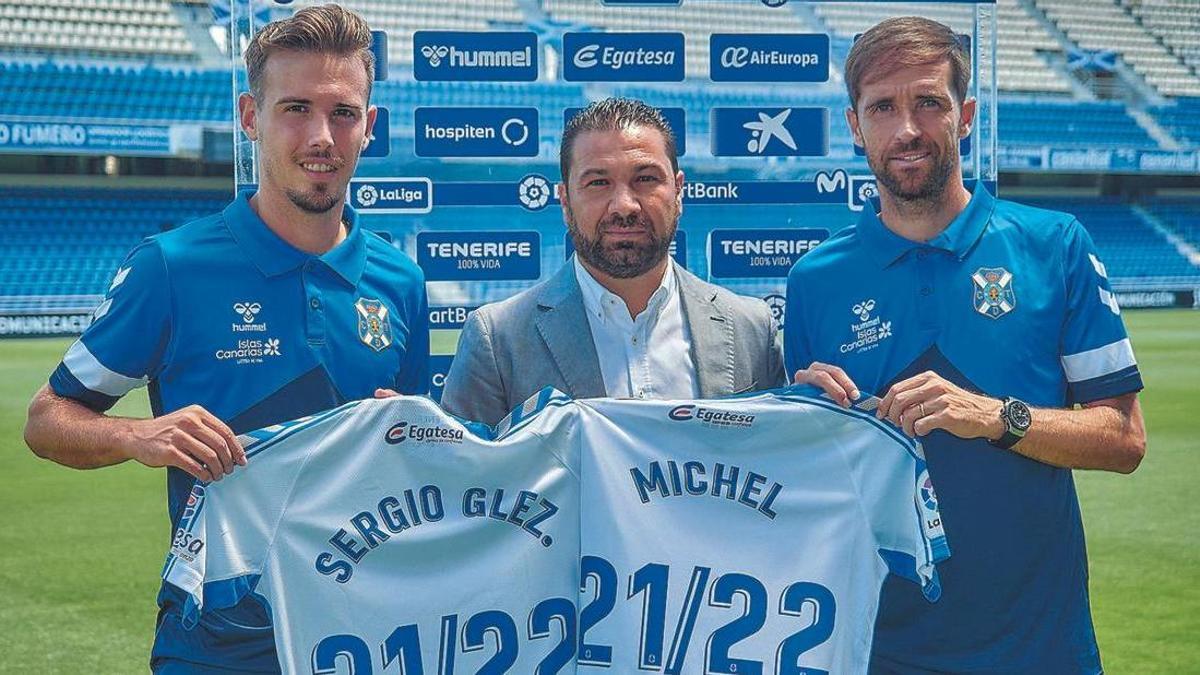 Juan Carlos Cordero, director deportivo del CD Tenerife, en la presentación de Sergio González y Michel.