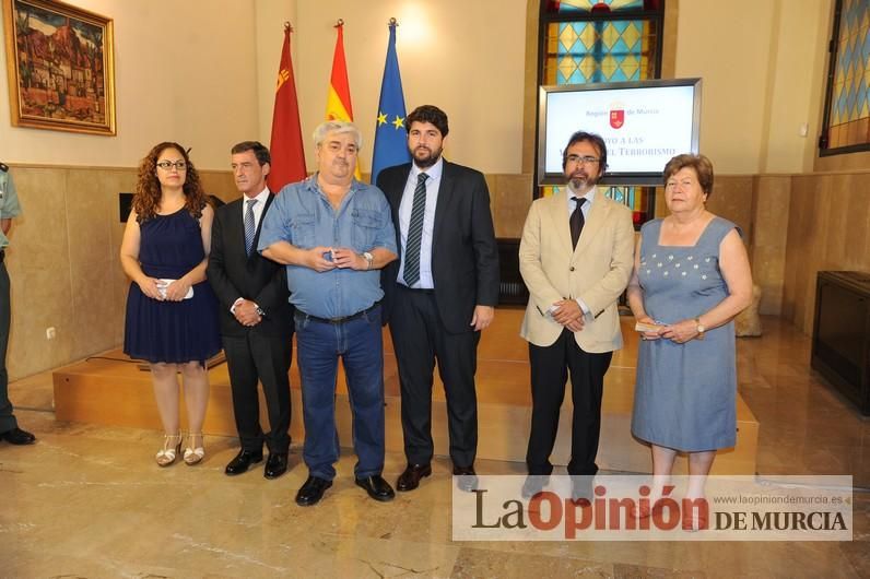 Murcia, primera comunidad en entregar tarjetas identificativas a las víctimas del terrorismo que dan descuentos y prestaciones