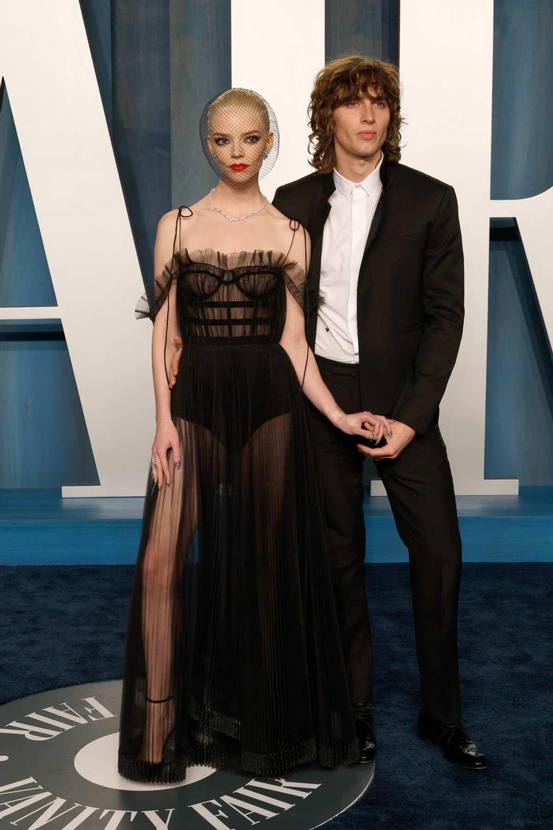 Anya Taylor Joy y Malcolm McRae posan en la fiesta post-Oscar 2022 de Vanity Fair