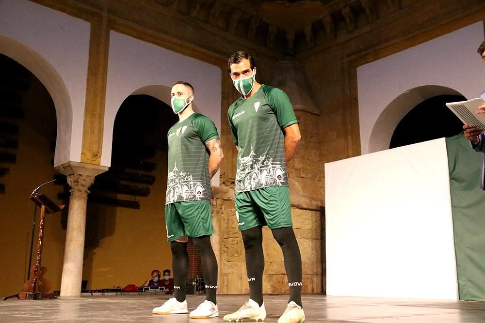 Presentación de las equipaciones del Córdoba CF de la temporada 20-21