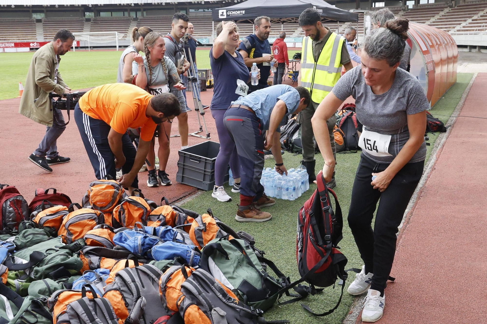Pruebas físicas de los aspirantes a bomberos forestales en el estadio Verónica Boquete de Santiago