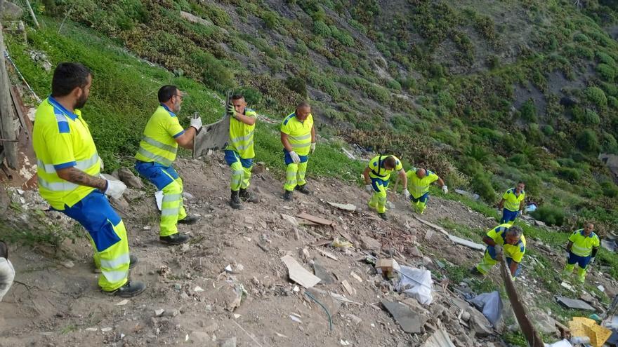 Recogen gran cantidad de basura de una ladera del barranco Guiniguada