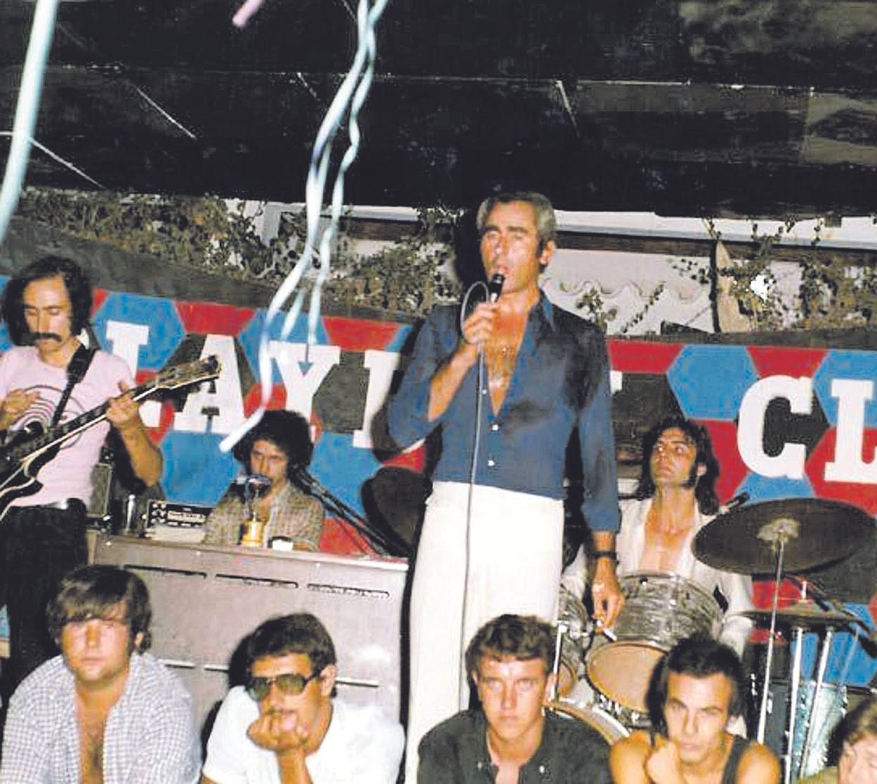 Pepe Roselló, presentando al grupo Fusión, con Santi Arisa, en el Capri-Playboy Club, en los 70.