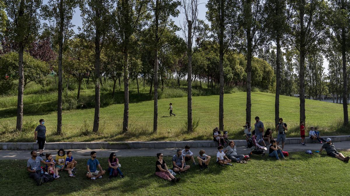 Tercer día de las fiestas de la Mercè. Ambiente familiar en el Parc de la Trinitat