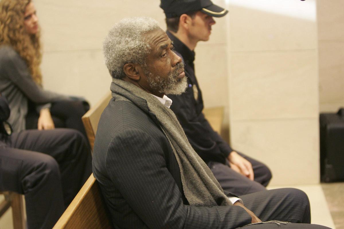 Leonardo Patterson sentado en los juzgados de Santiago