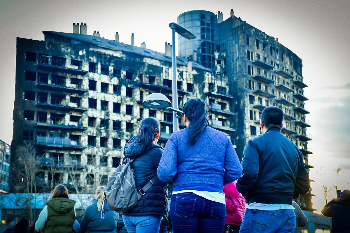 El edificio de Valencia reune vecinos y curiosos