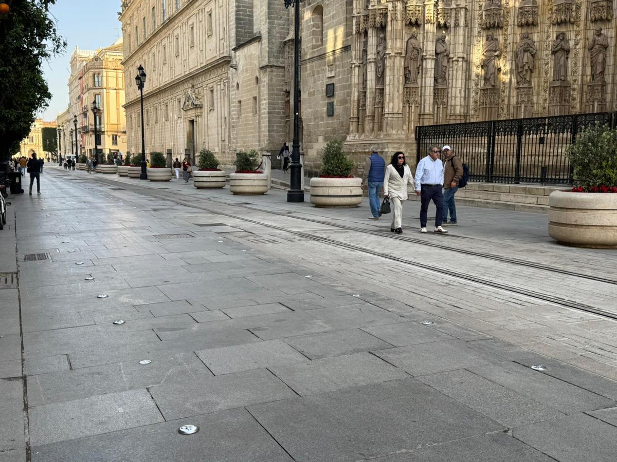 Estado actual de la avenida de la Constitución tras detener las obras de mejora del pavimento.