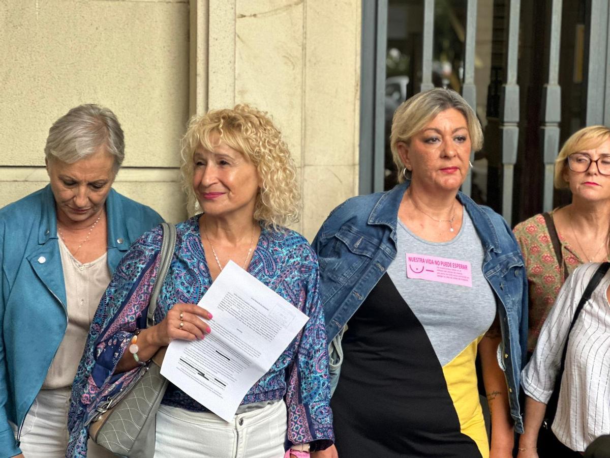 La presidenta de la Asociación Amama, Ángela Claverol, en los juzgados de Sevilla.