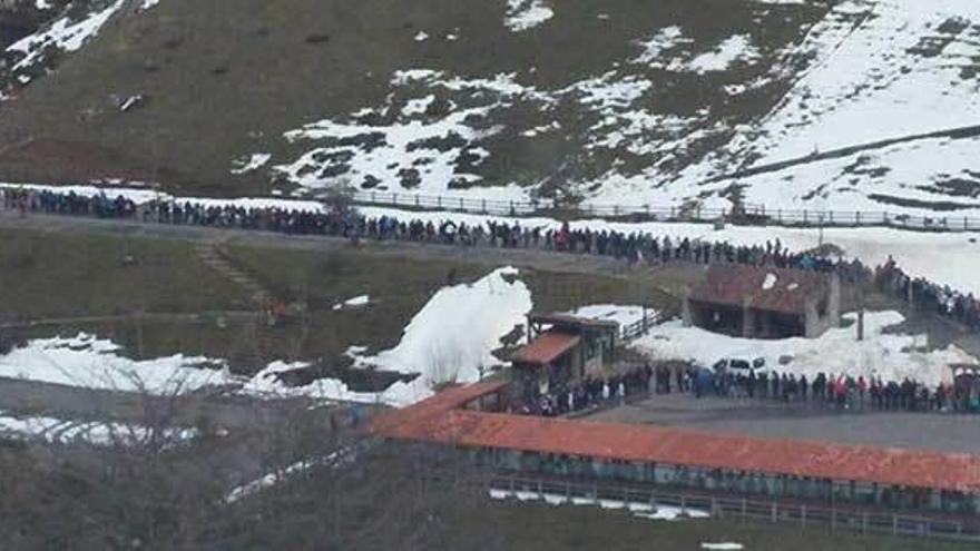 Enorme cola en Buferrera para huir del fuerte viento