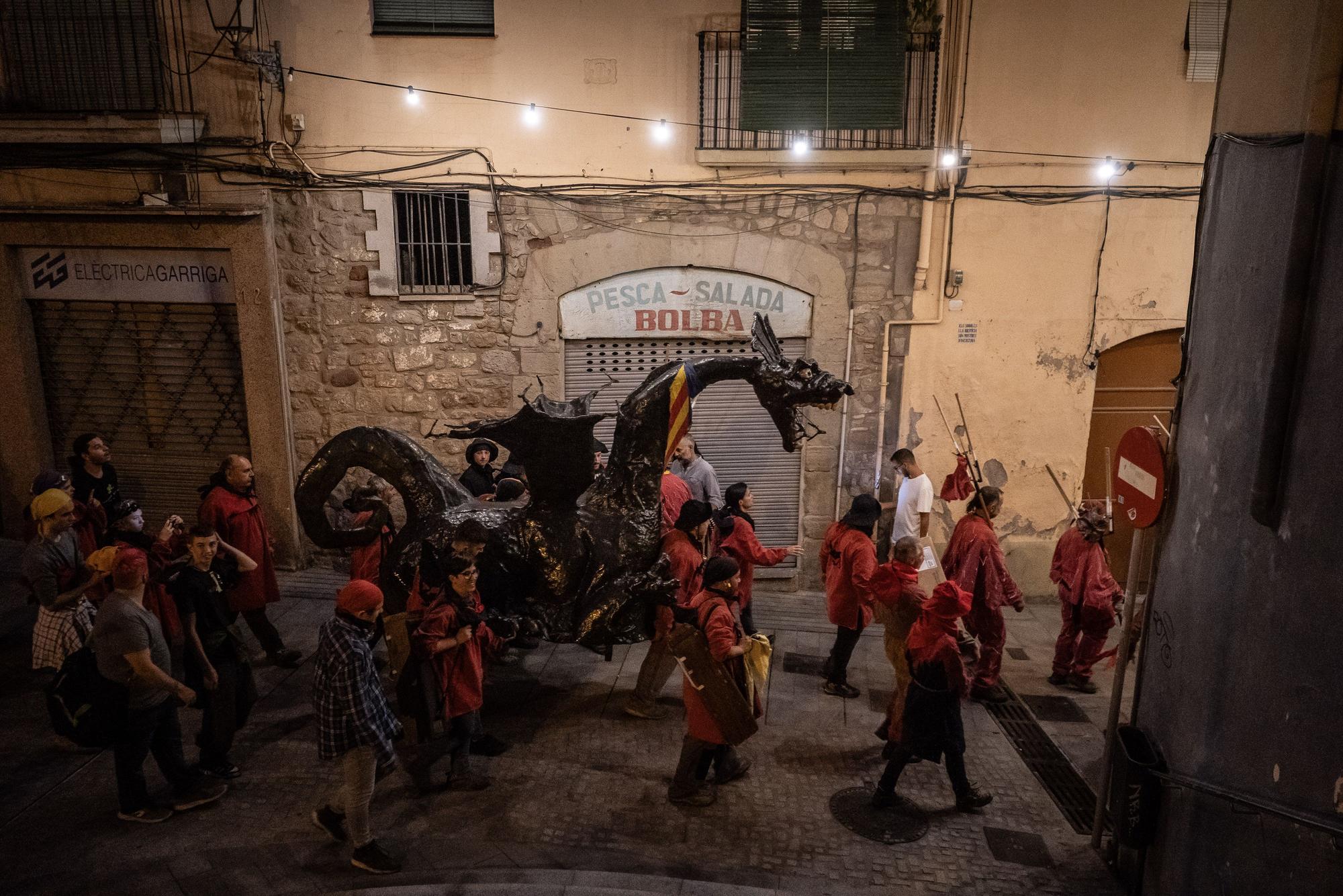 Un Correfoc multitudinari omple de pólvora i gresca el centre històric de Manresa