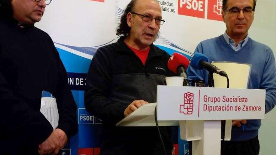 Por la izquierda Cisneros, Mata y Plaza en la rueda de prensa.