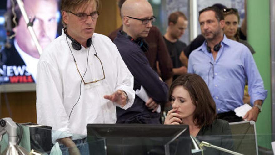 A la izquierda, el guionista Aaron Sorkin (&quot;El ala Oeste de la Casa Blanca&quot;), durante el rodaje de &quot;The Newsroom&quot;