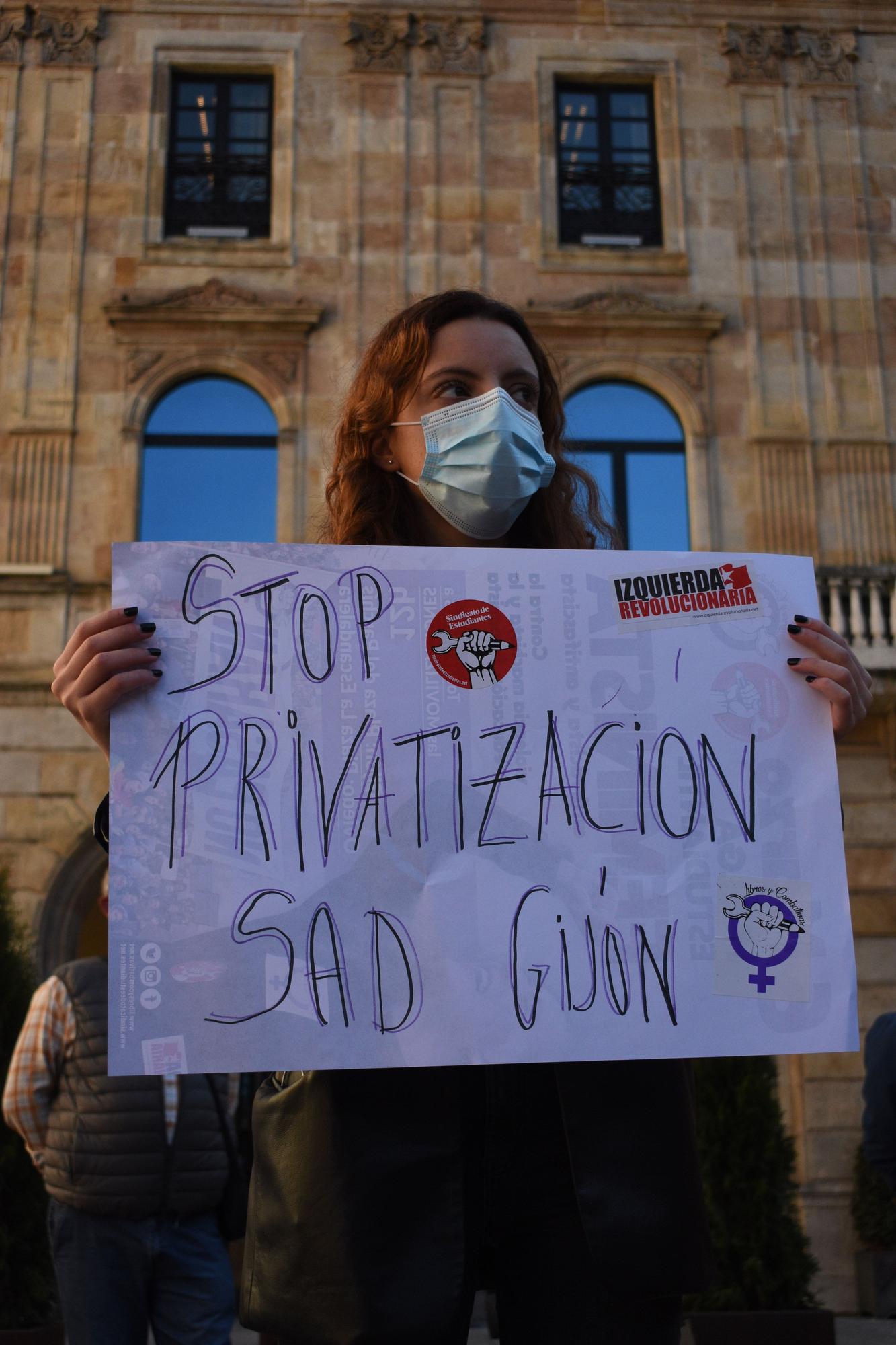 Manifestación de trabajadoras de ayuda a domicilio en Gijón