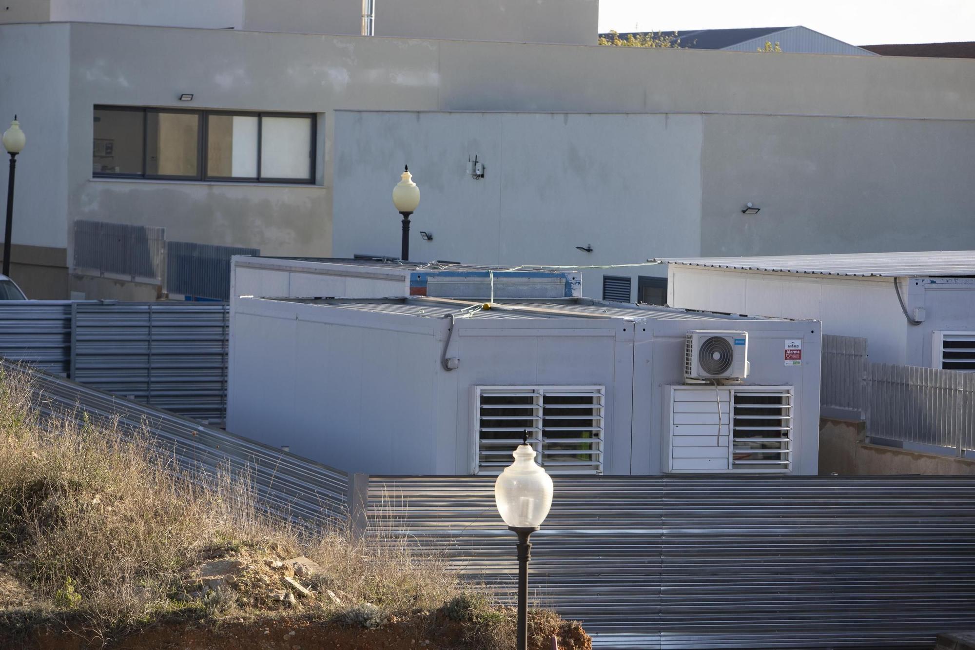 Protesta a las puertas del CEIP Lluís Vives de Bocairent por la paralización de las obras.