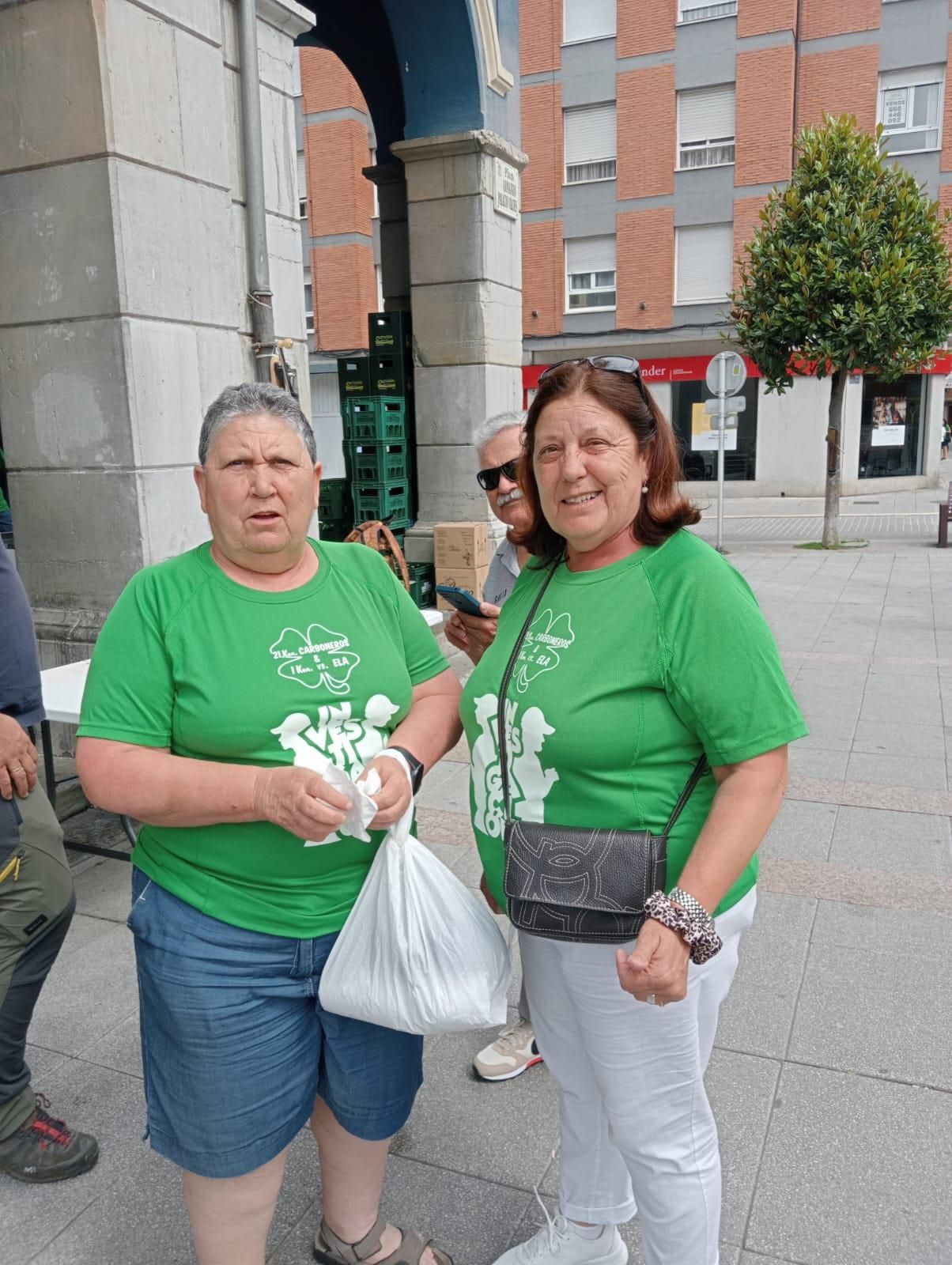 Doscientas personas marchan y escancian en Laviana para combatir la ELA