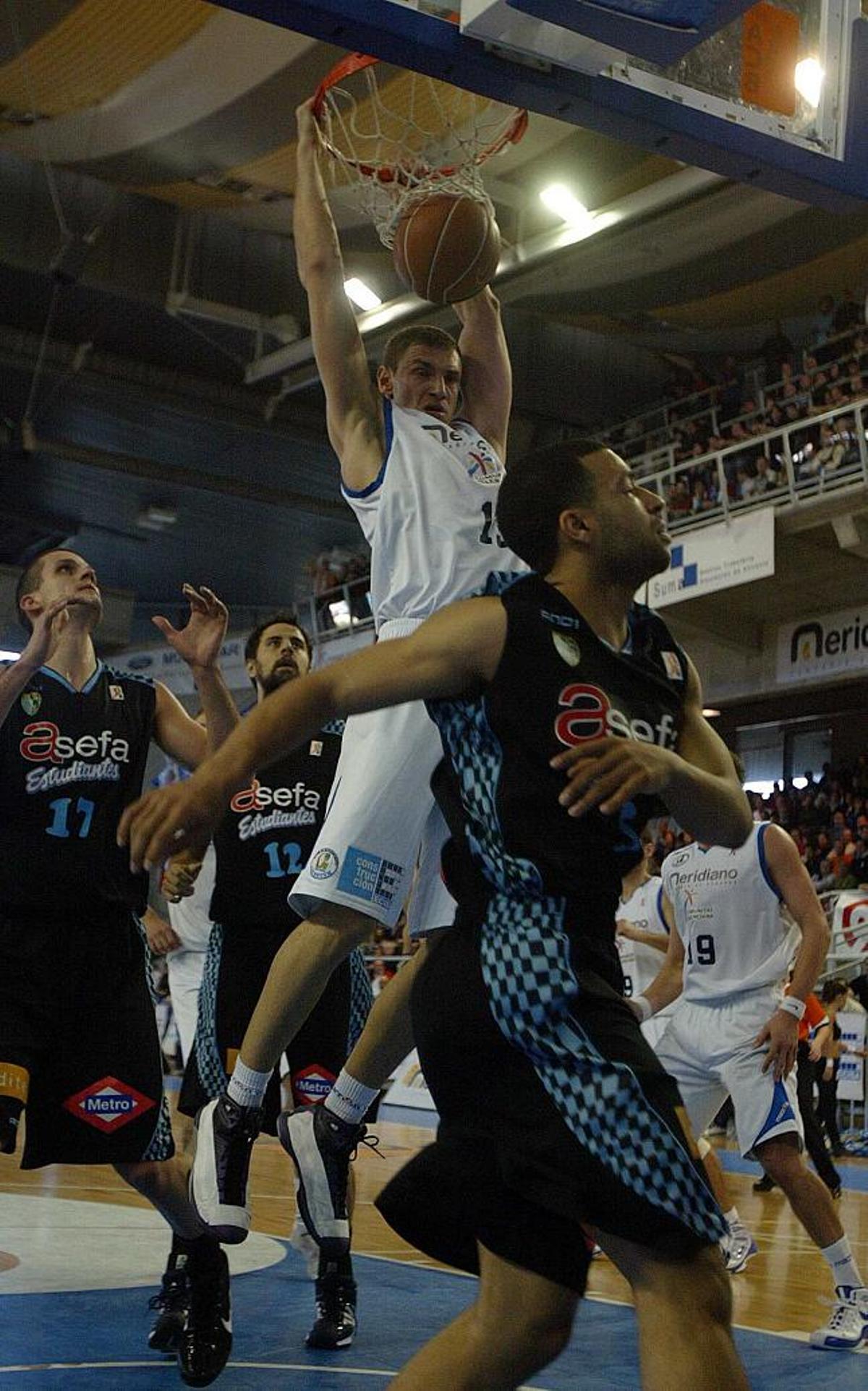 Katelynas se cuelga del aro en un instante del encuentro