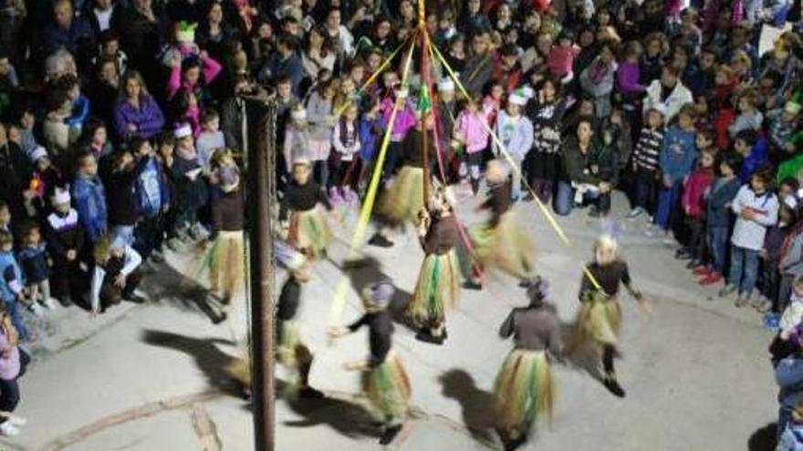 Momento culminante de la coreografía, con el público abarrotando el patio anexo a la iglesia de Crist Rei.