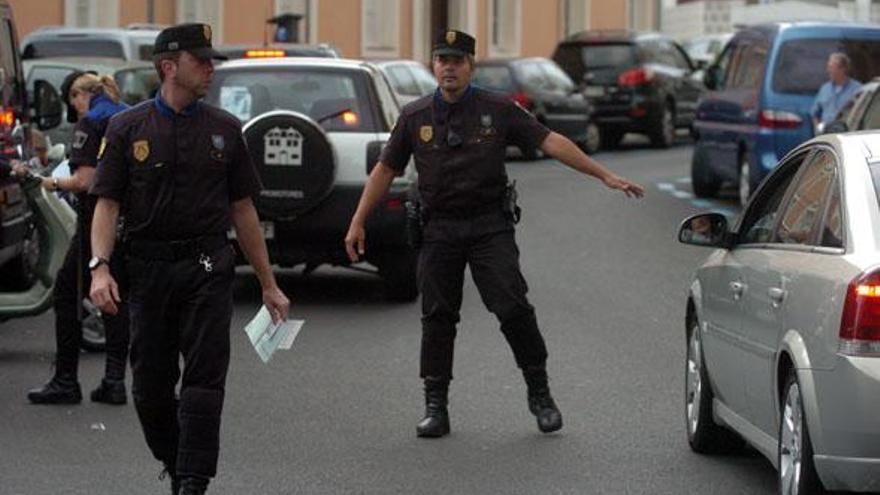 Policías locales, durante un control en la calle Molino de Viento. | adolfo marrero