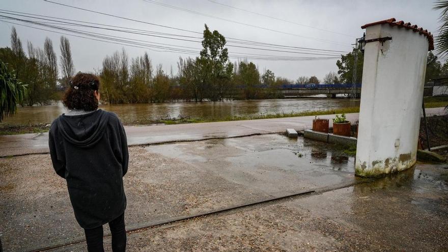 Vecinos de las casas aisladas de Gévora pasan la noche en vela pendientes del río: «Hemos estado desesperados, sin saber qué podía pasar»