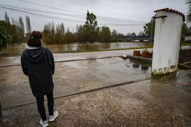 Vecinos de las casas aisladas de Gévora pasan la noche en vela pendientes del río: «Desesperados, sin saber qué podía pasar»