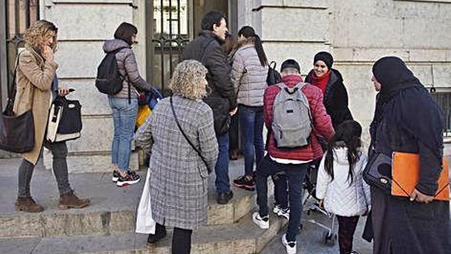 Cues a l&#039;oficina d&#039;Estrangeria de Girona el 10 de febrer passat.