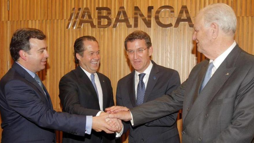 Francisco Botas, Juan Carlos Escotet, Alberto Núñez Feijóo y Javier Etcheverría, ayer, frente al logotipo de la nueva marca, en el Auditorio de Abanca, en Santiago.