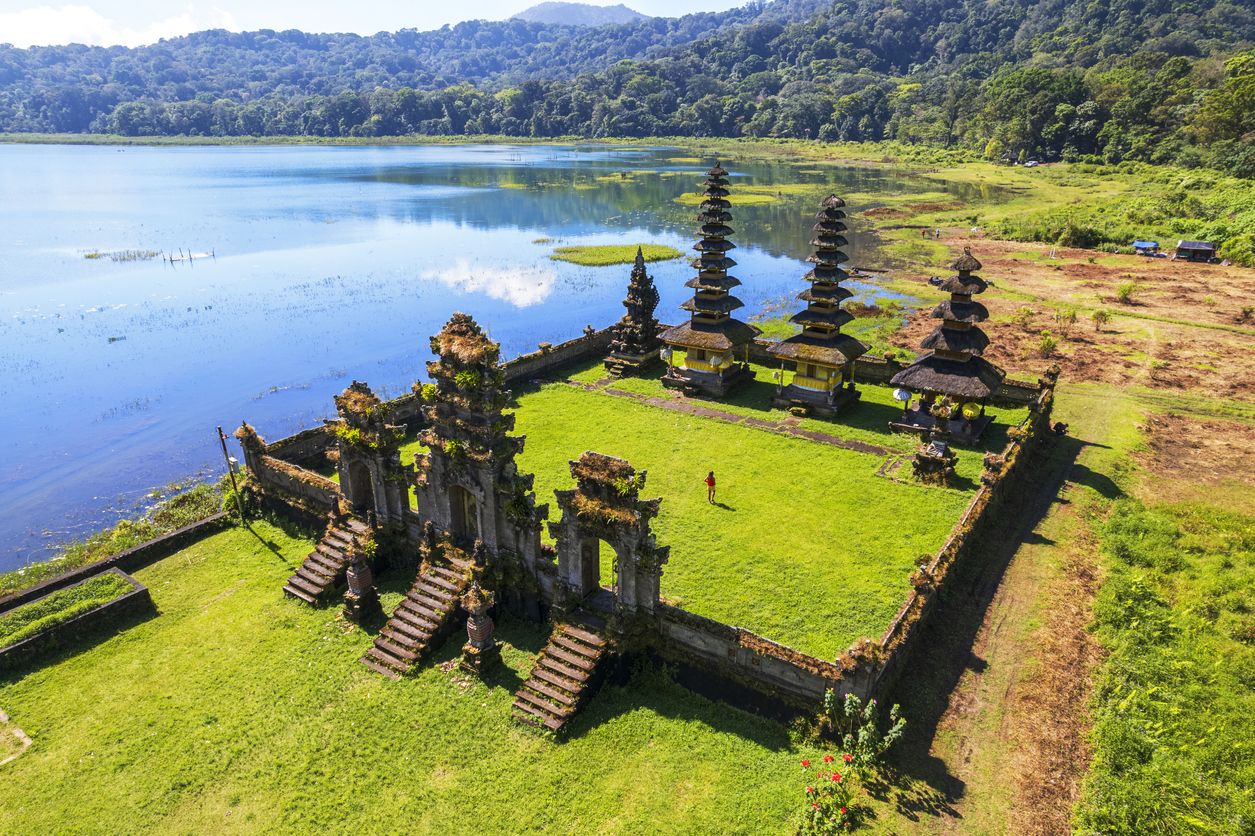 Templo Pura Ulun Danu Tamblingan a orillas del lago Tamblingan.