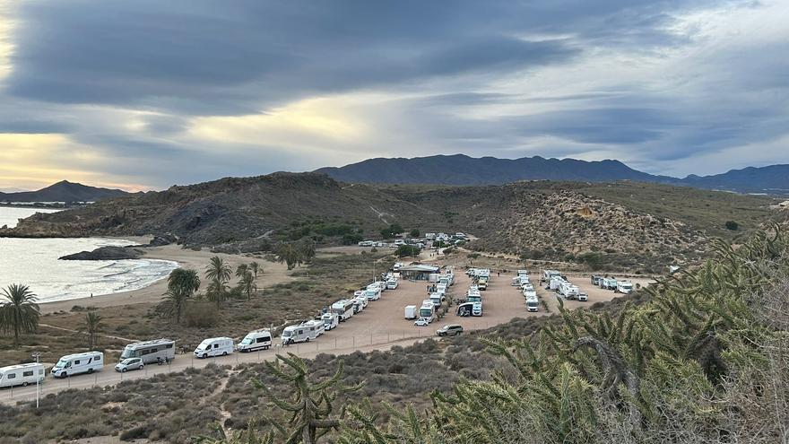 El Ayuntamiento de Mazarrón vacía hoy de caravanas el camping ilegal de Percheles