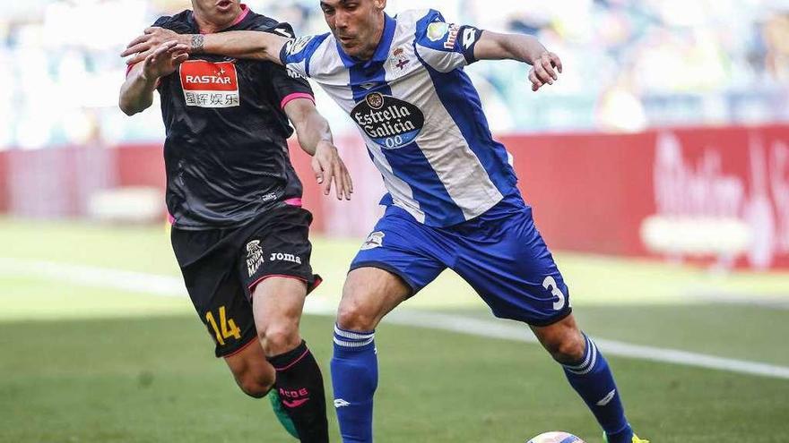 Navarro protege el balón ante Jurado.