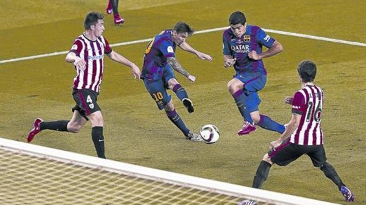Messi remata a puerta para conseguir el primer gol de la noche.