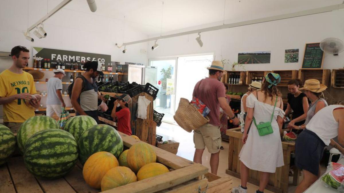 Clientes en el &#039;mercat pagès&#039; de Formentera