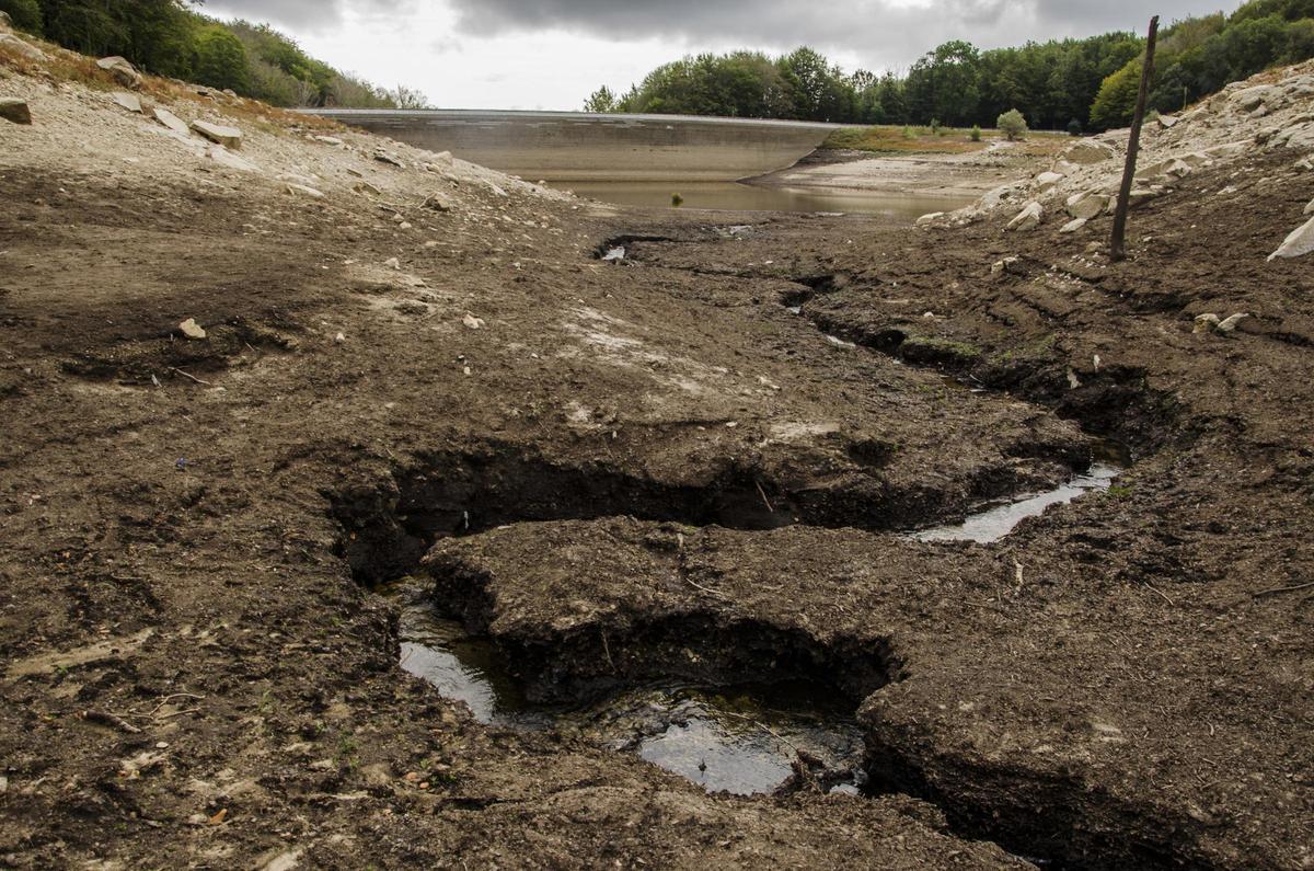 Imagen del  pantano de Santa Fe, en el parque natural del Montseny en plena sequía. Foto archivo
