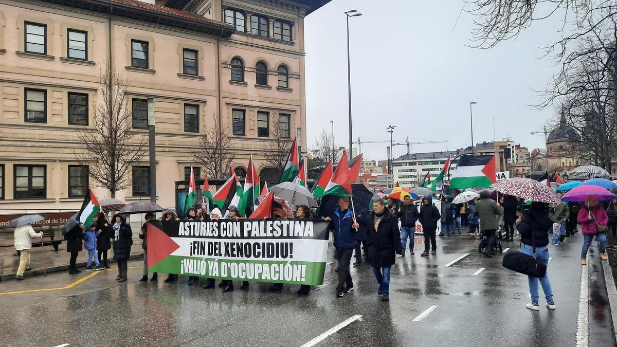 Cientos de personas salen a la calle en Gijón, bajo la lluvia, por Palestina: "Es un genocio"
