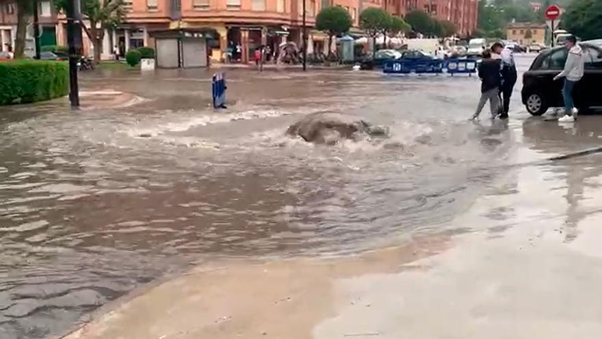 Arquetas desbordadas y calles inundadas: así ha sido la tromba de agua sobre Oviedo