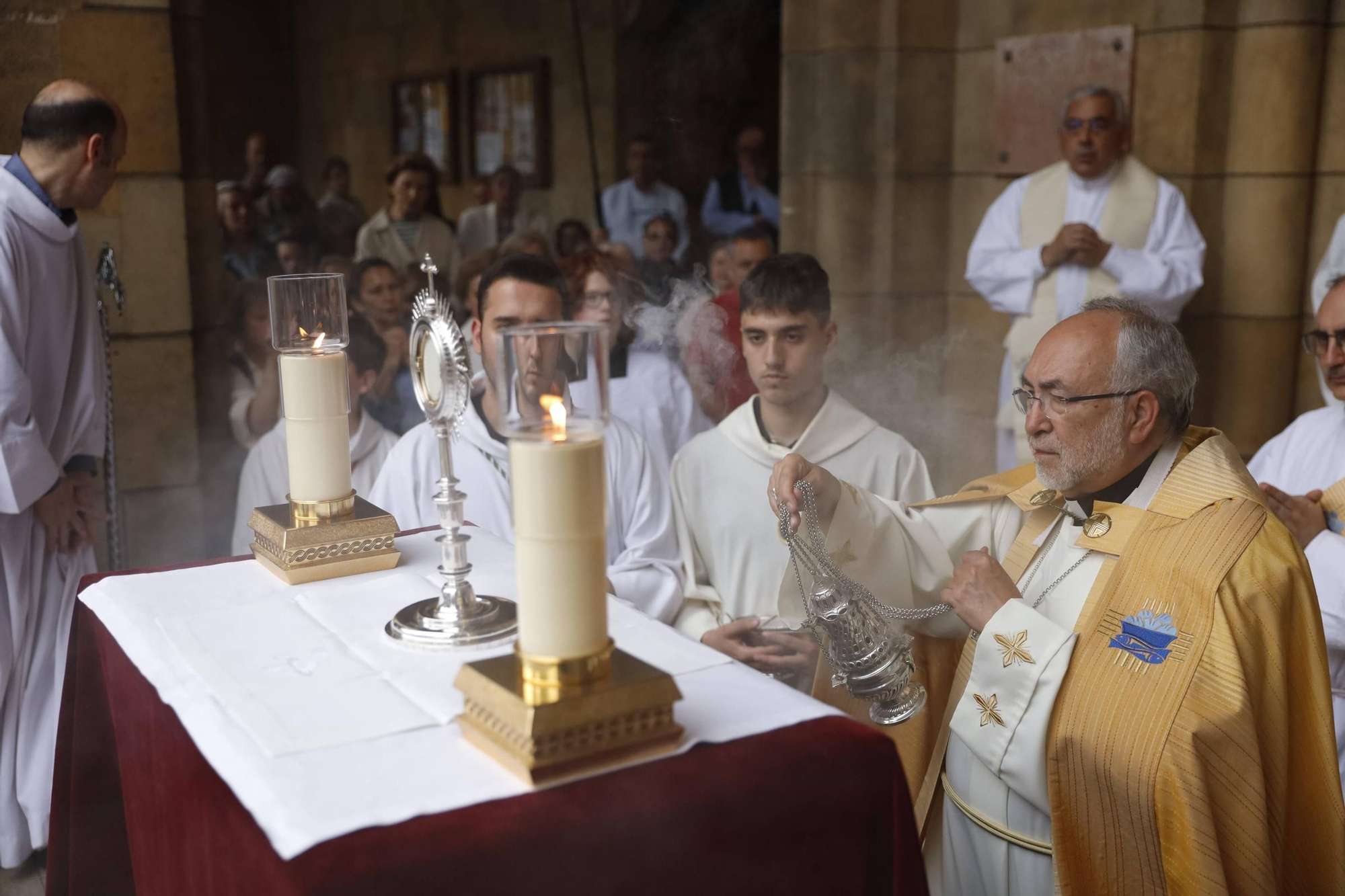 Pétalos, incienso, niños... así fue la procesión del Corpus Christi en Gijón (en imágenes)