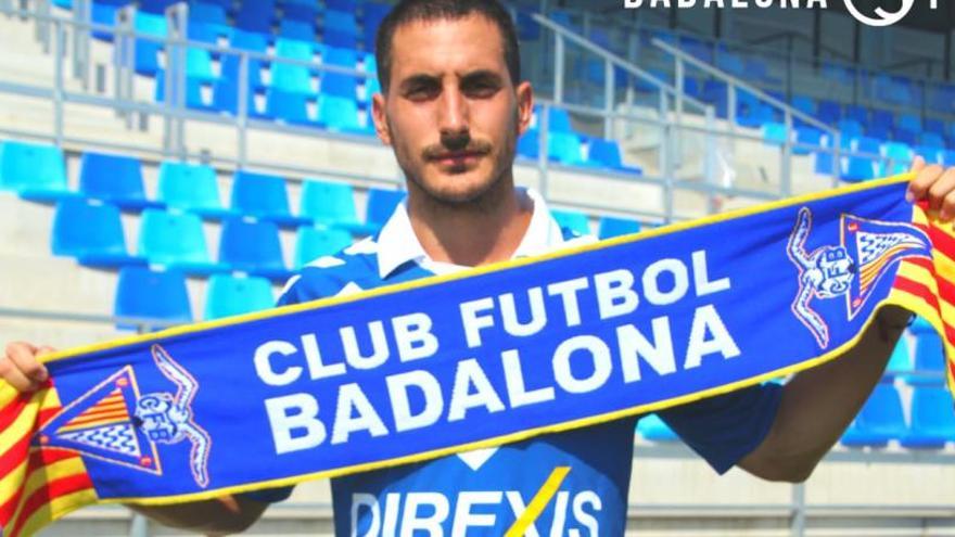 El jugador Pablo Pallarés cuando fichó por el Badalona