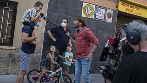 Quim Masferrer, en un momento de su espectáculo itinerante al aire libre ’Moltes gràcies’, este jueves en Sant Joan Despí. 