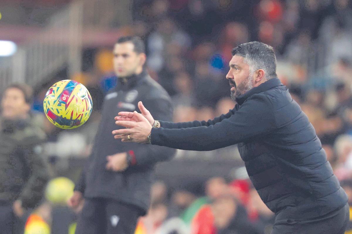 Gattuso durante el empate entre el Valencia y el Almería en Mestalla