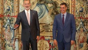  El Rey Felipe VI (i) y el presidente del Gobierno, Pedro Sánchez (d), a su llegada a su reunión en el Palacio de la Almudaina, a 2 de agosto de 2022.