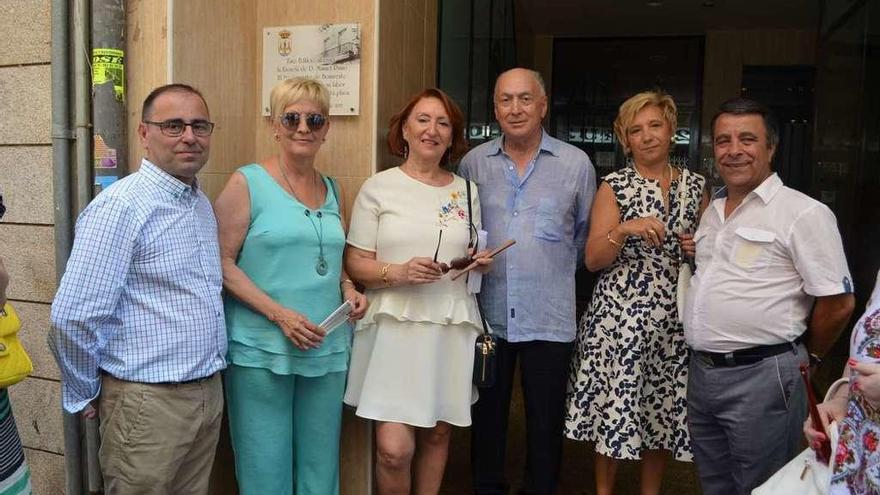 En el centro los hijos de Manuel Paíno, con organizadores y representantes municipales, junto a la placa.