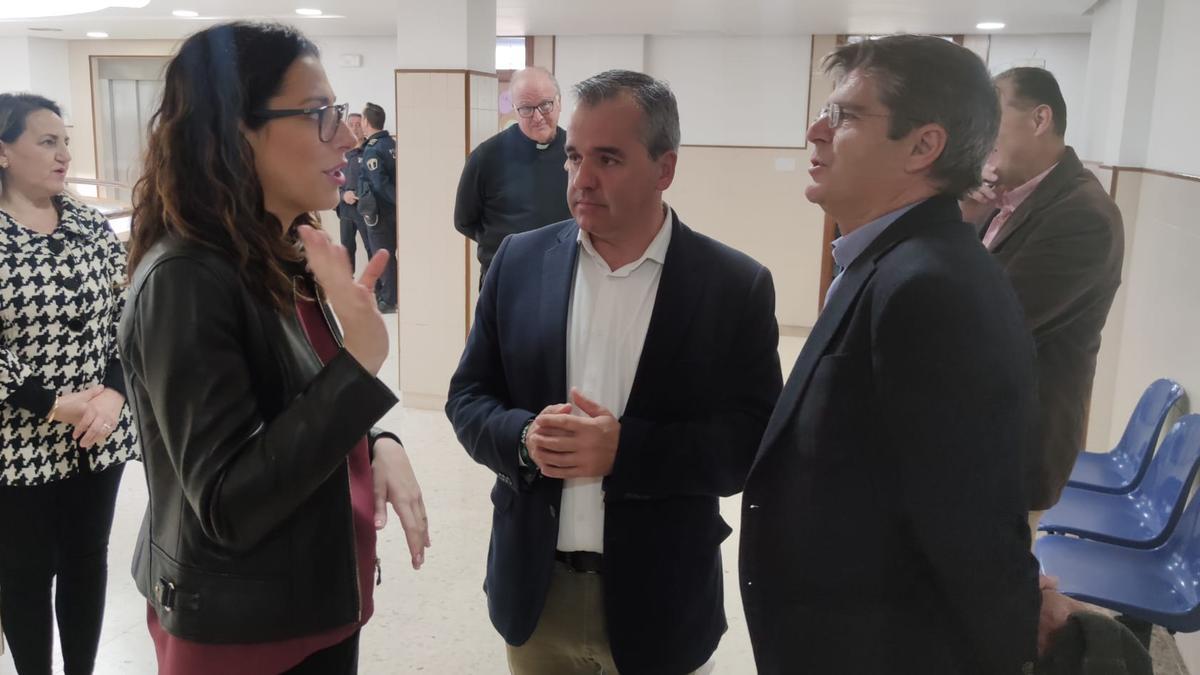 La vicepresidenta del Consell Aitana Mas conversando con el alcalde Antonio Puerto y el concejal Miguel Ángel Mateo.