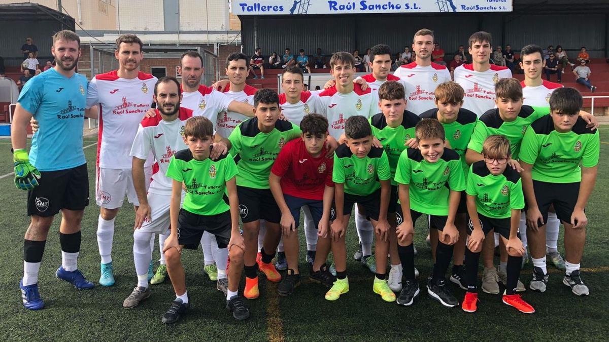 El infantil A acompañó a la SD Sueca al terreno de juego antes de su partido. | LEVANTE-EMV