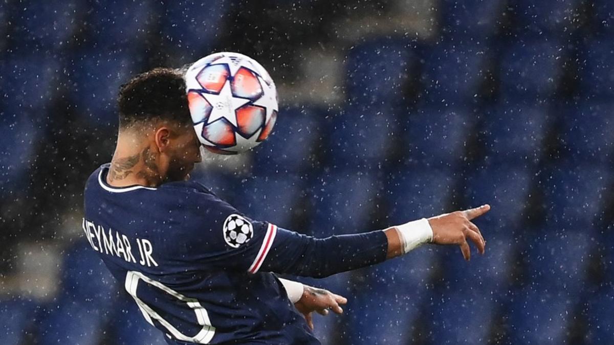 Neymar remata un balón con la cabeza durante el partido de la UEFA Champions League entre el Paris Saint-Germain (PSG) y el Manchester United en el Parc des Princes en Paris.