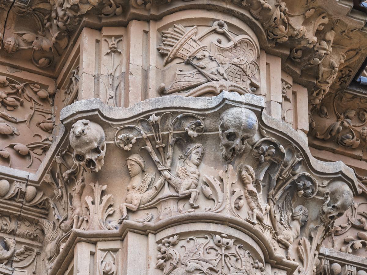 Famosa rana sobre una calavera, un pequeño detalle ornamental esculpido en la fachada