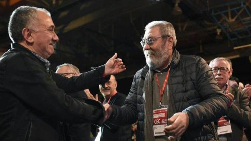 Álvarez, a la izquierda, saluda a Méndez en la clausura del congreso.