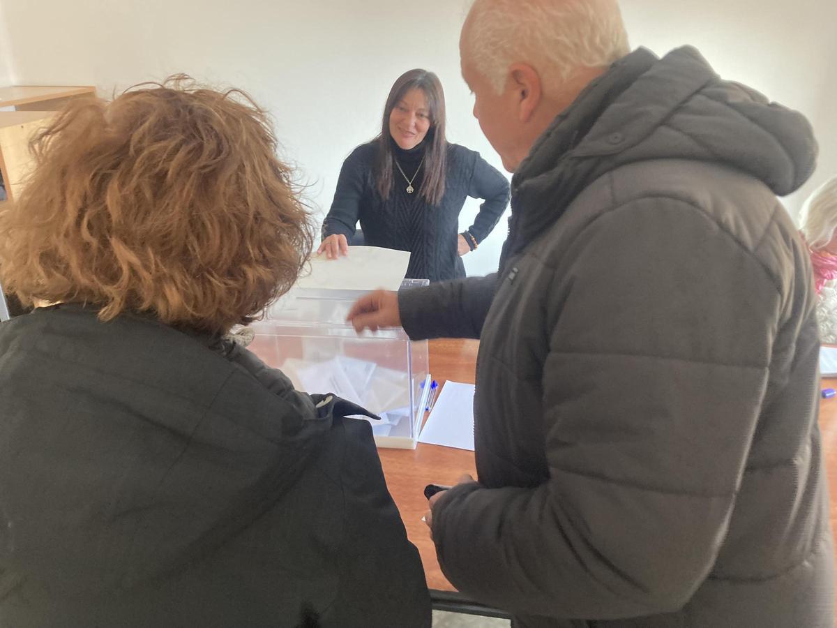 Dos veïns de Gósol emetent el vot