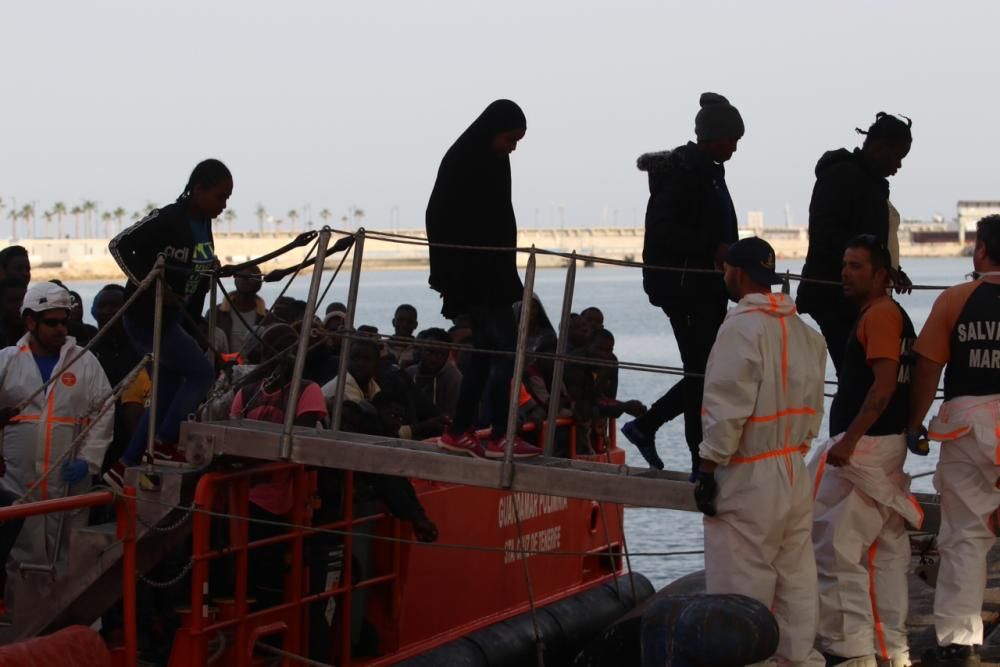 Llegan al puerto de Málaga 315 inmigrantes de seis pateras