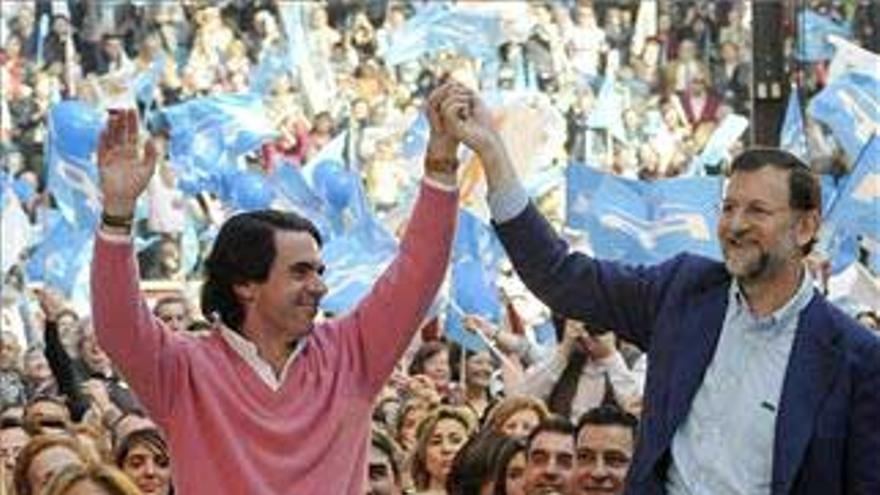 Aznar entra en campaña electoral en vísperas del debate decisivo